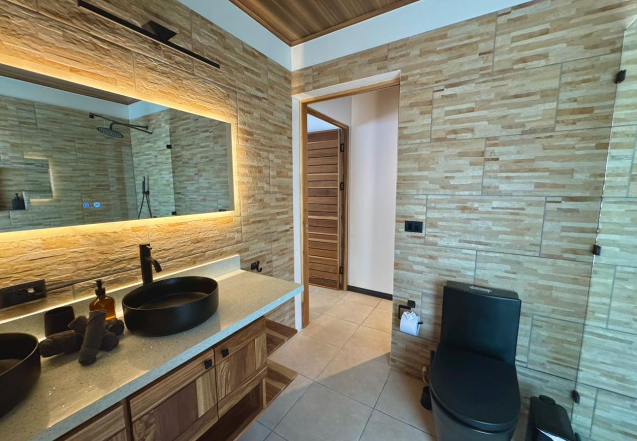 House in Puerto Viejo - Casa Árbol - Jungle Home AC + Fiber WiFi Walk to Playa Negra