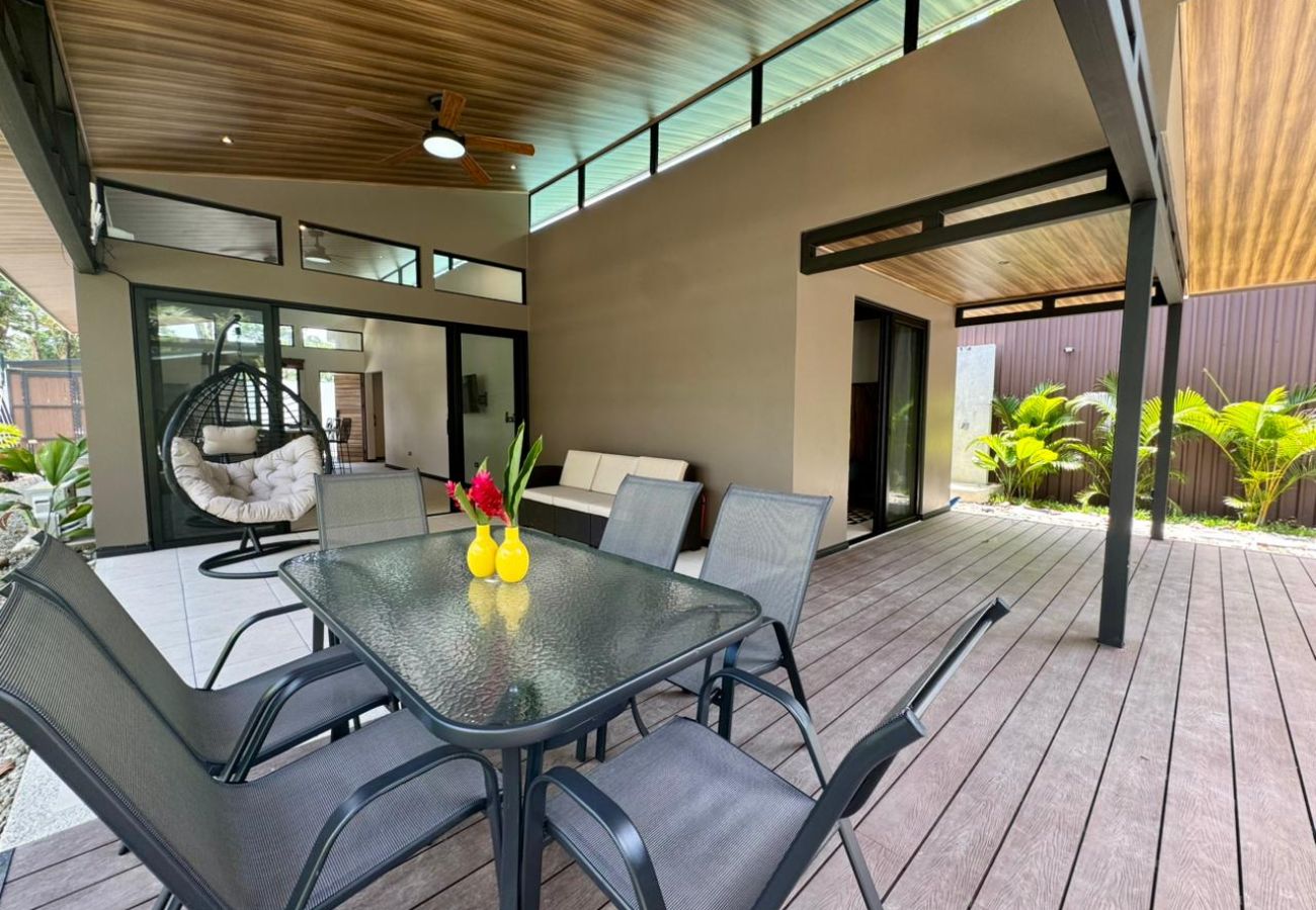 House in Puerto Viejo - Casa Árbol - Jungle Home AC + Fiber WiFi Walk to Playa Negra