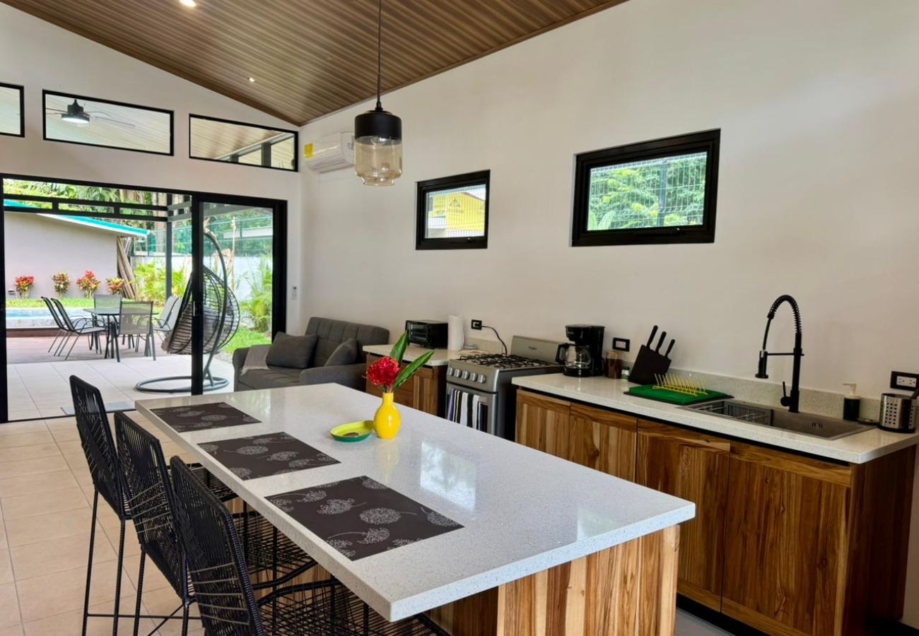 House in Puerto Viejo - Casa Árbol - Jungle Home AC + Fiber WiFi Walk to Playa Negra