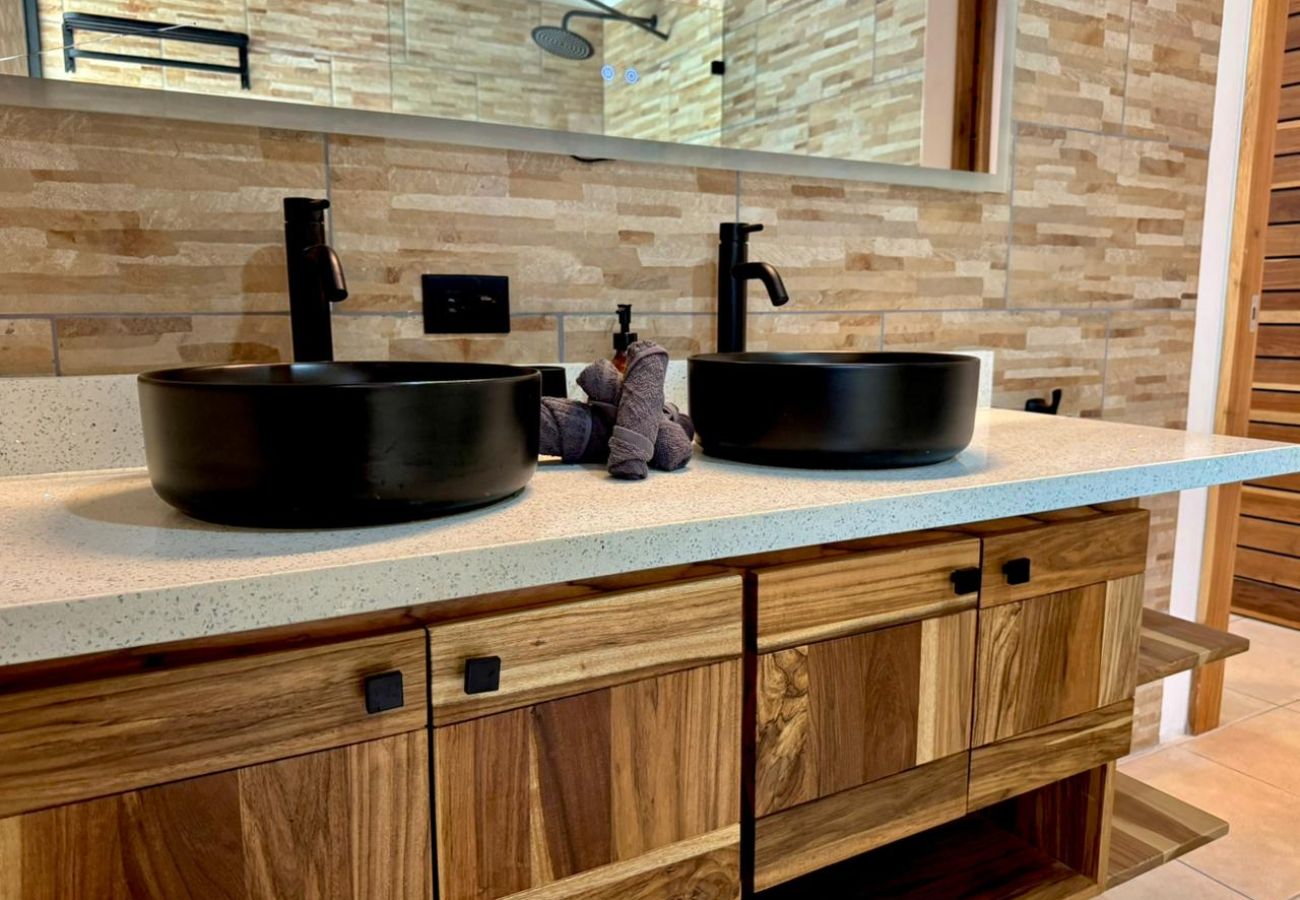 House in Puerto Viejo - Casa Árbol - Jungle Home AC + Fiber WiFi Walk to Playa Negra