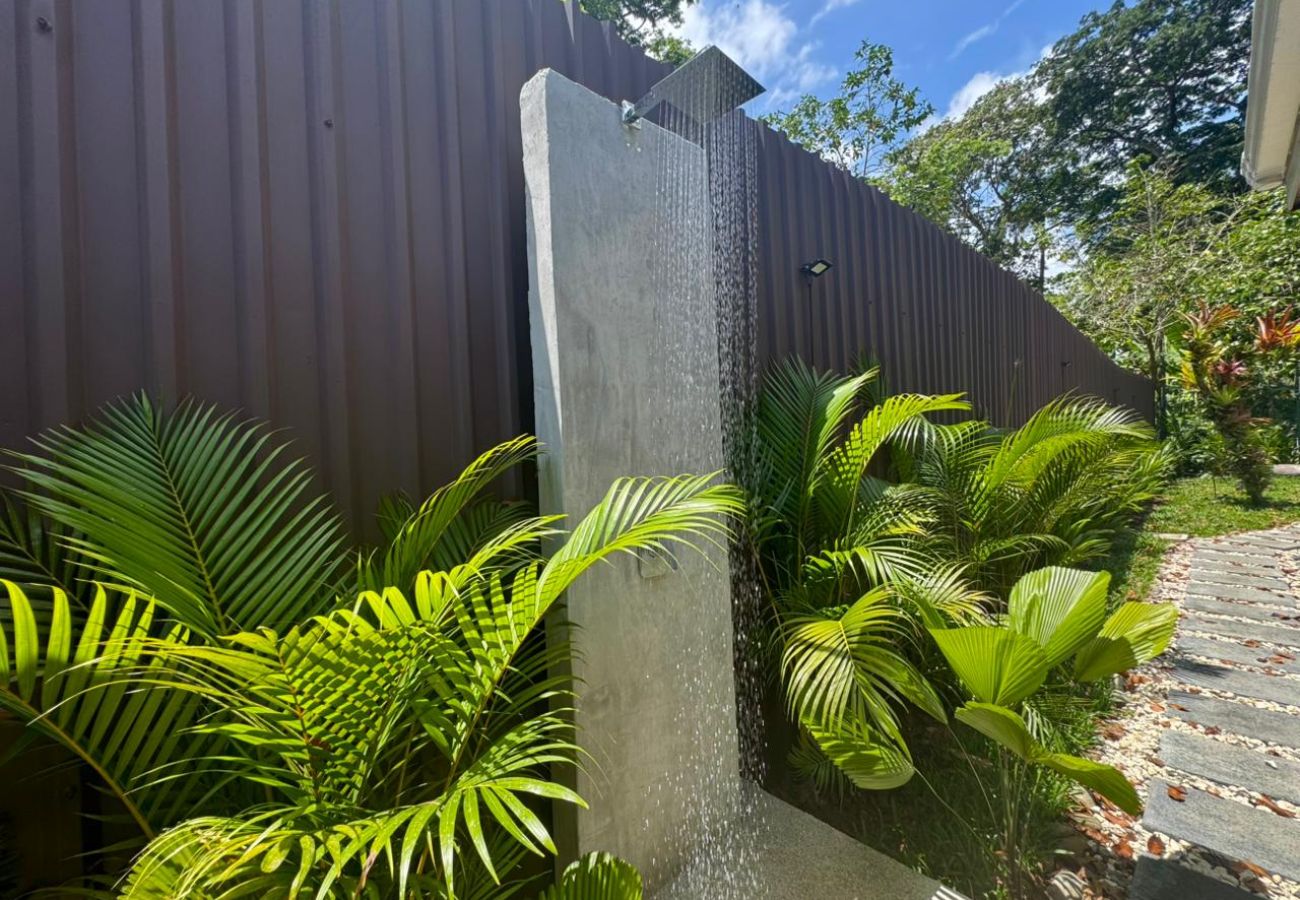 House in Puerto Viejo - Casa Árbol - Jungle Home AC + Fiber WiFi Walk to Playa Negra