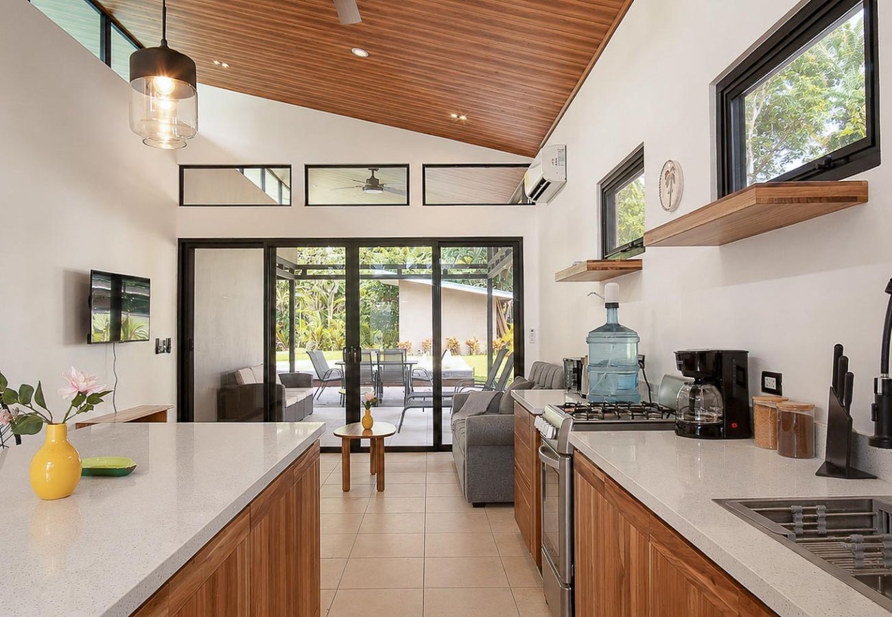 House in Puerto Viejo - Casa Árbol - Jungle Home AC + Fiber WiFi Walk to Playa Negra