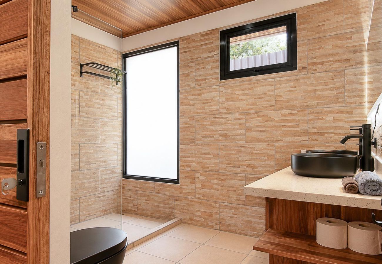 House in Puerto Viejo - Casa Árbol - Jungle Home AC + Fiber WiFi Walk to Playa Negra