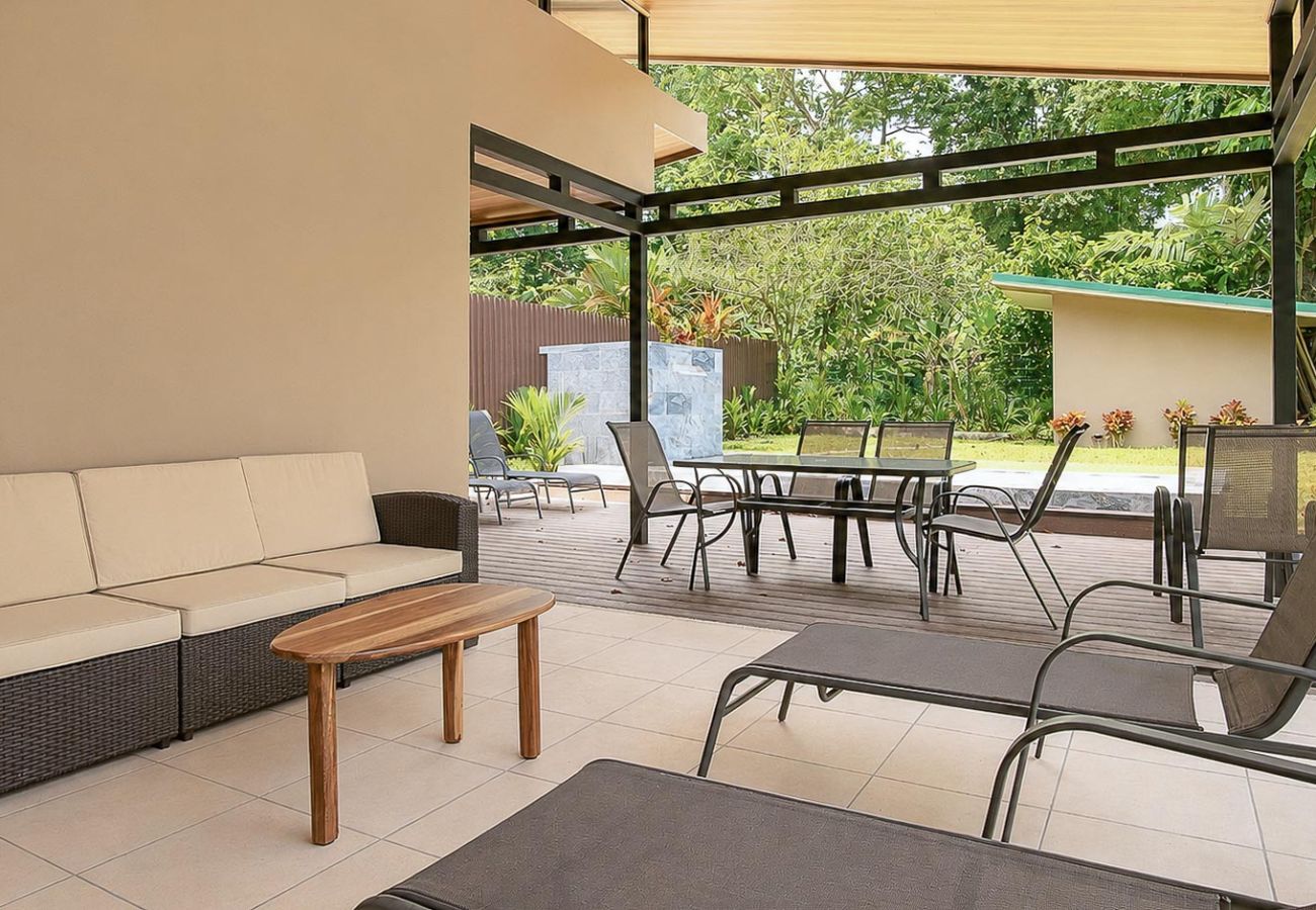 House in Puerto Viejo - Casa Árbol - Jungle Home AC + Fiber WiFi Walk to Playa Negra