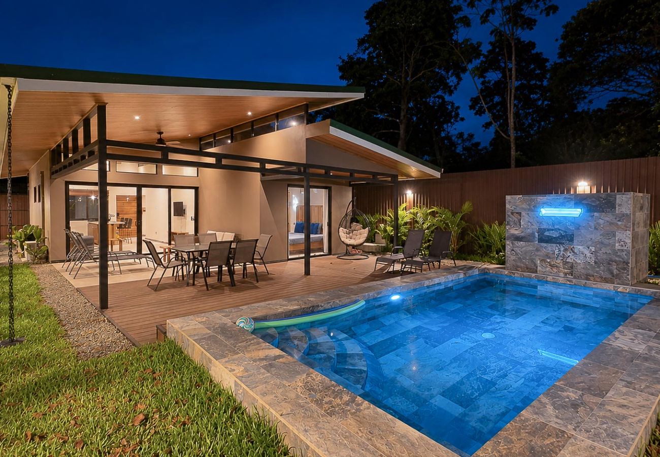 House in Puerto Viejo - Casa Árbol - Jungle Home AC + Fiber WiFi Walk to Playa Negra