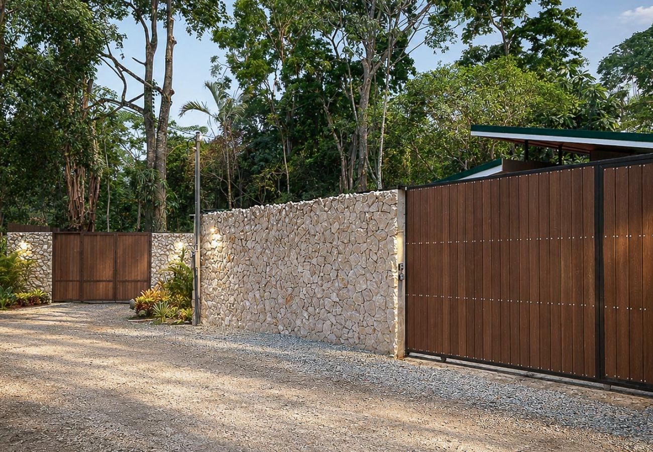 House in Puerto Viejo - Casa Árbol - Jungle Home AC + Fiber WiFi Walk to Playa Negra