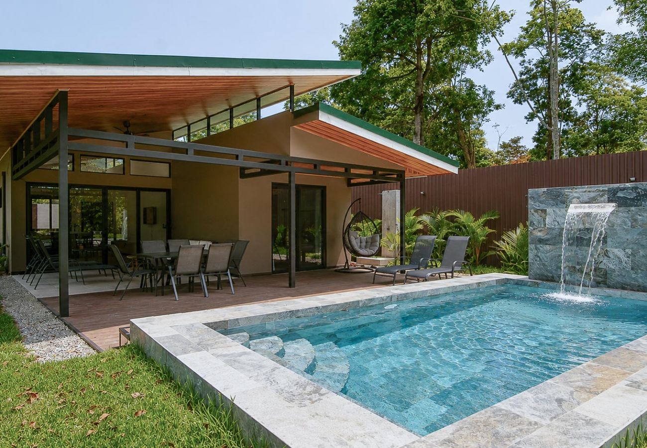 House in Puerto Viejo - Casa Árbol - Jungle Home AC + Fiber WiFi Walk to Playa Negra