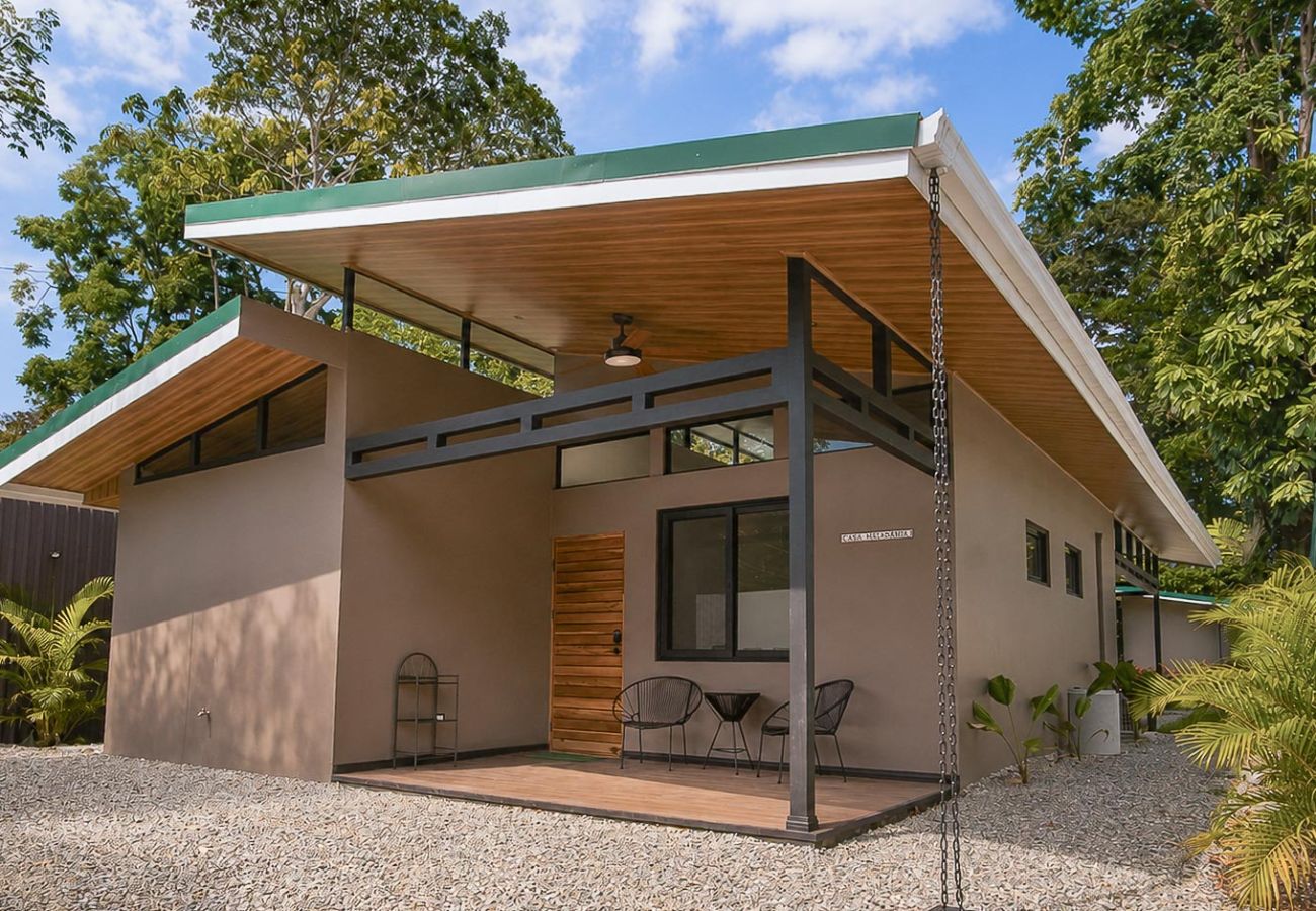 House in Puerto Viejo - Casa Árbol - Jungle Home AC + Fiber WiFi Walk to Playa Negra