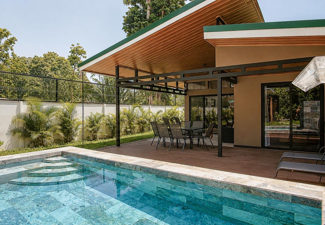 House in Puerto Viejo - Casa Árbol - Jungle Home AC + Fiber WiFi Walk to Playa Negra